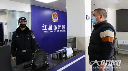 粗心家長4萬學(xué)費落車上，瀘州的哥拾金不昧暖人心